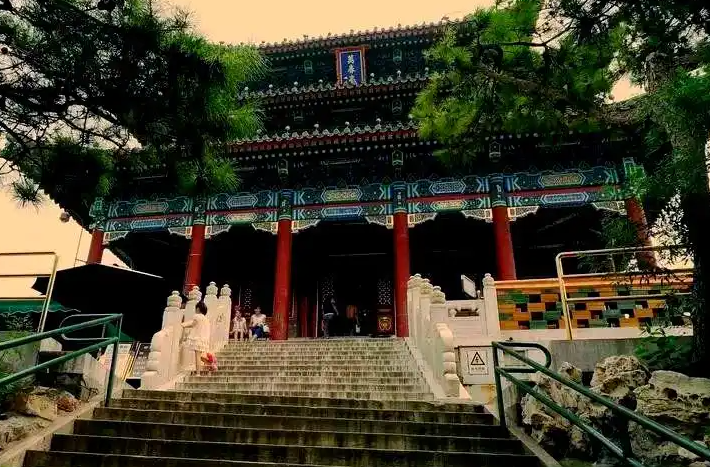 北京景山坐像之谜